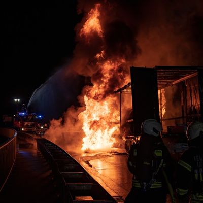 FW-MK: Brennender Sattelzug am Stenglingser Weg