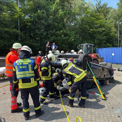 FW-AUR: Feuerwehr und Rettungsdienst trainieren komplexe Unfallszenarien