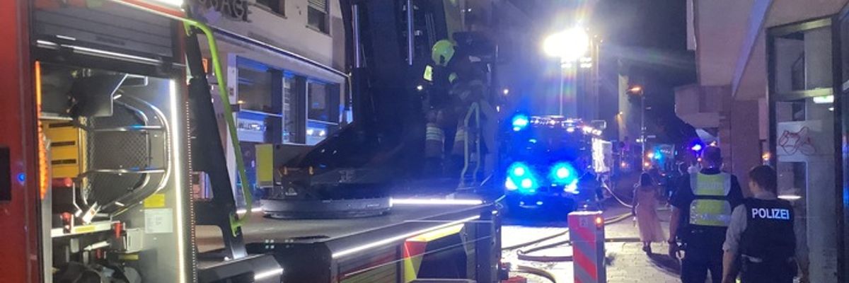 FW Paderborn: Gemeldeter Wohnungsbrand mit Menschenleben in Gefahr in der Rosenstraße