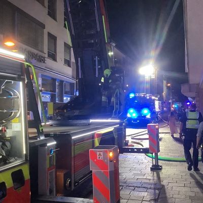 FW Paderborn: Gemeldeter Wohnungsbrand mit Menschenleben in Gefahr in der Rosenstraße