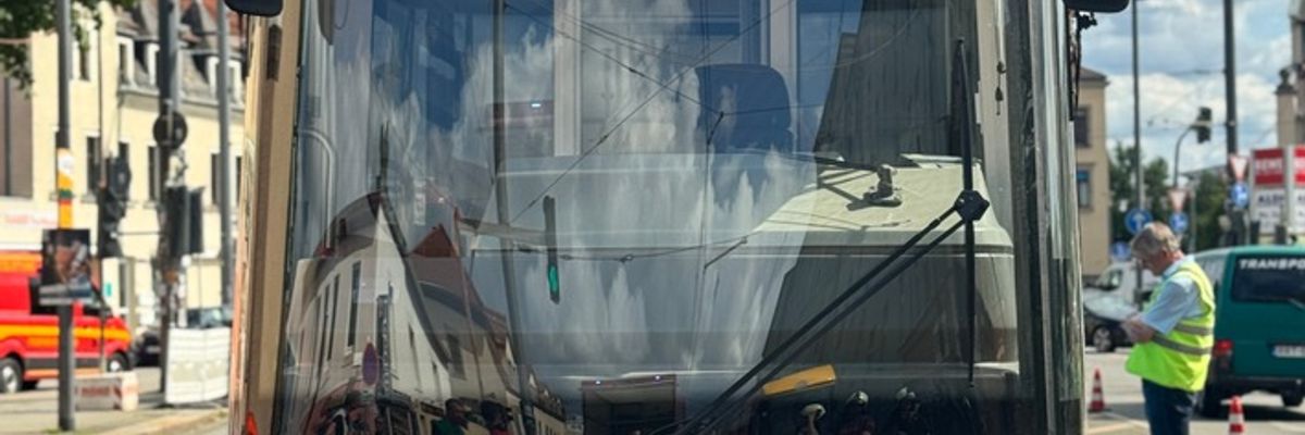 FW Dresden: Straßenbahn entgleist: Einsatzkräfte bringen Tram zurück ins Gleis
