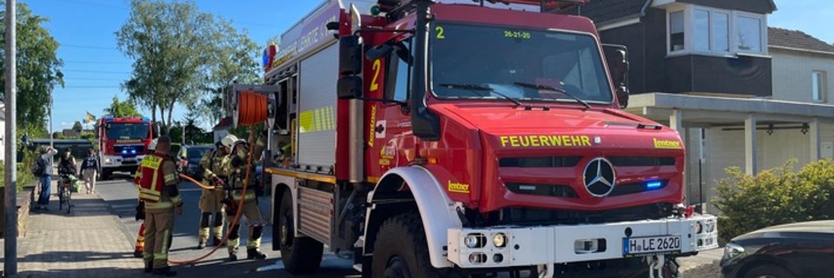 FW Lehrte: Brennende Koniferen sorgen für Feuerwehreinsatz in Ahlten