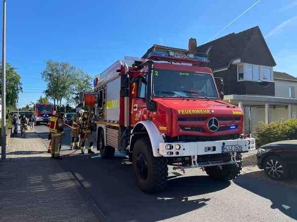 FW Lehrte: Brennende Koniferen sorgen für Feuerwehreinsatz in Ahlten