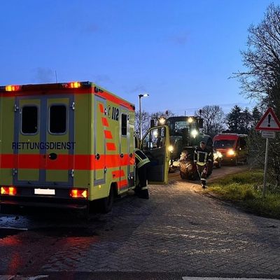 FW-AUR: Feststeckenden Notarztwagen befreit