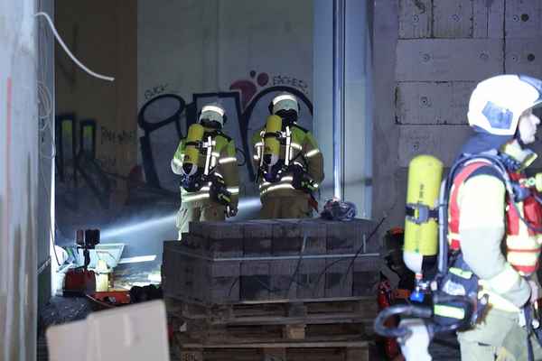 FW Dresden: Feuerwehr Dresden im Einsatz: Brand auf Baustelle und Verkehrsunfall an der Nossener Brücke