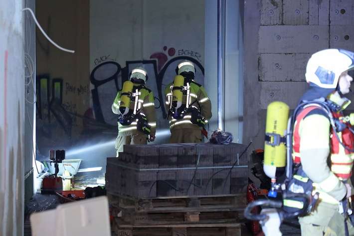 FW Dresden: Feuerwehr Dresden im Einsatz: Brand auf Baustelle und Verkehrsunfall an der Nossener Brücke