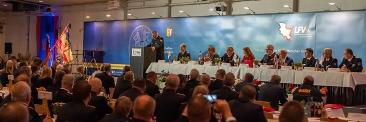 FW-LFVSH: Landesfeuerwehrversammlung 2025: Feuerwehr blickt zuversichtlich in die Zukunft - Talkrunde mit RS.H-Moderator und hochkarätigen Gästen zum Thema Katastrophenschutz