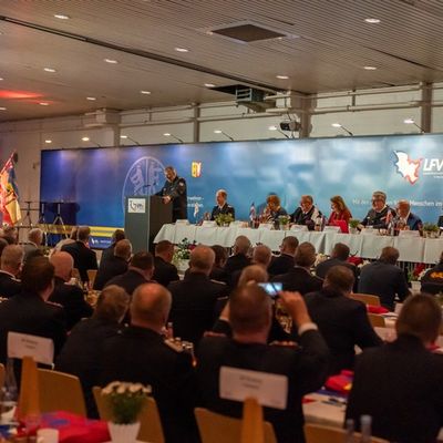FW-LFVSH: Landesfeuerwehrversammlung 2025: Feuerwehr blickt zuversichtlich in die Zukunft - Talkrunde mit RS.H-Moderator und hochkarätigen Gästen zum Thema Katastrophenschutz