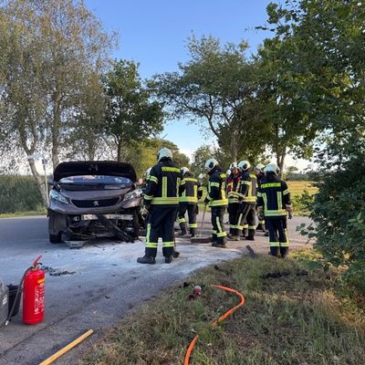 FW-AUR: Betriebsstoffe nach Verkehrsunfall ausgetreten