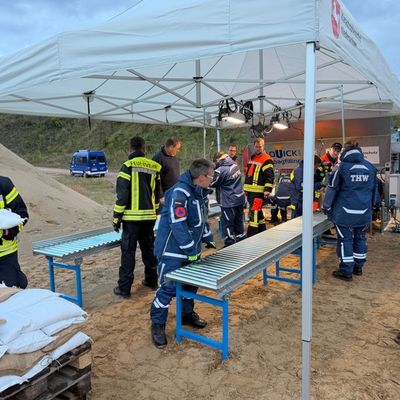 FW-ROW: Sandsäcke füllen für den Ernstfall: Gemeinsamer Übungsdienst von Feuerwehr und THW