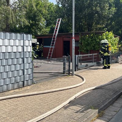 FW-ROW: Schuppenbrand endet glimpflich