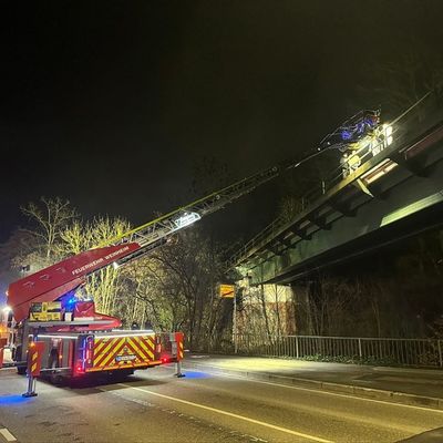 FW Weinheim: Feuerwehr rettet vier junge Menschen aus unwegsamem Gelände