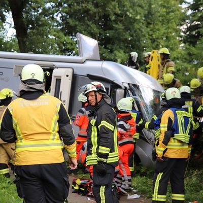 FW-SE: Schwerer Verkehrsunfall mit 12 Verletzten