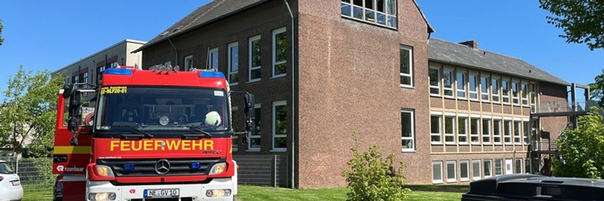 FW Grevenbroich: Feuerwehr löscht Kleinbrand in Grevenbroicher Wilhelm-von-Humboldt Gesamtschule