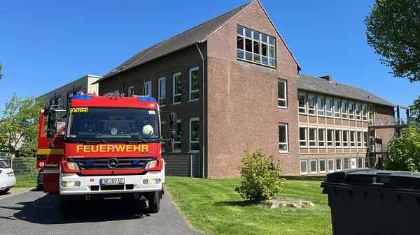 FW Grevenbroich: Feuerwehr löscht Kleinbrand in Grevenbroicher Wilhelm-von-Humboldt Gesamtschule