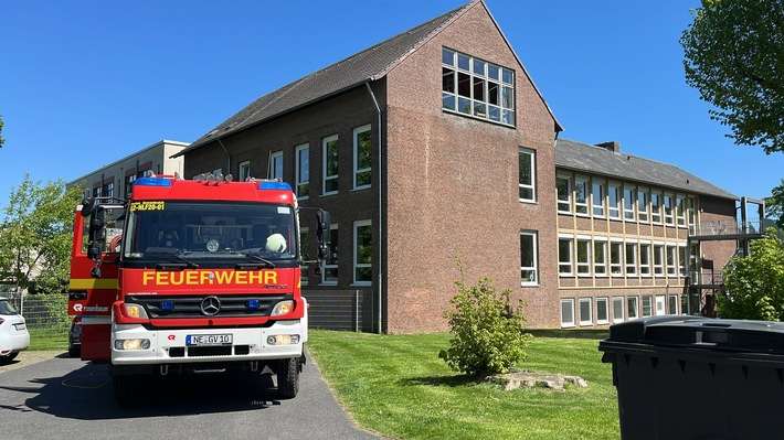 FW Grevenbroich: Feuerwehr löscht Kleinbrand in Grevenbroicher Wilhelm-von-Humboldt Gesamtschule