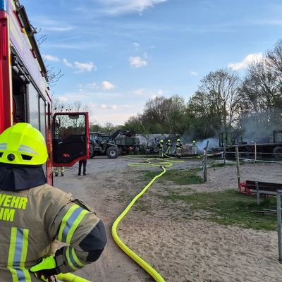 FW Pulheim: Brand eines Strohlagers in Pulheim
