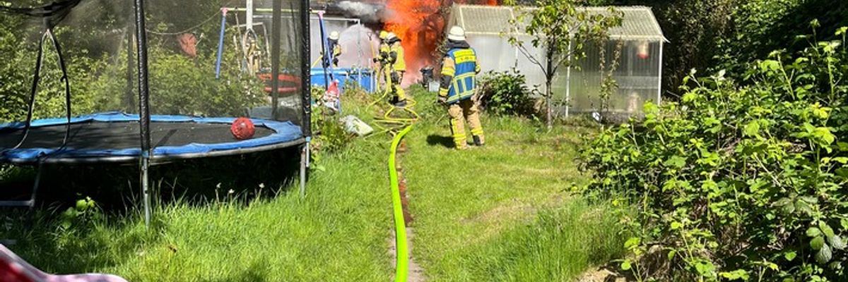 FW Bremerhaven: Feuer im Kleingartengebiet