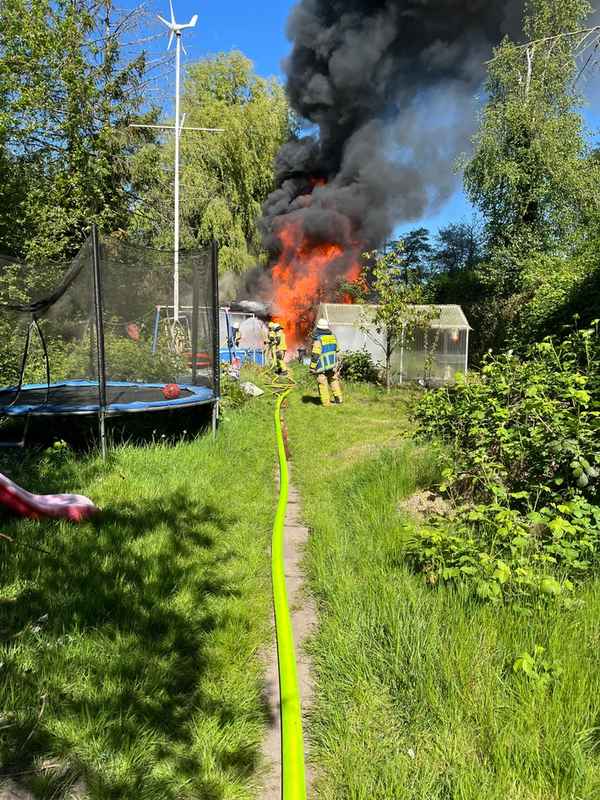 FW Bremerhaven: Feuer im Kleingartengebiet