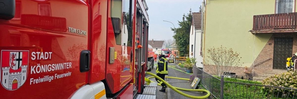 FW Königswinter: Brandausbreitung auf Wohnhaus verhindert
