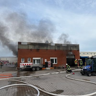 FW-AUR: Brennende Transporter in Hallenkomplex