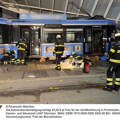 FW-M: Straßenbahn entgleist in Haltestelle (Schwabing)