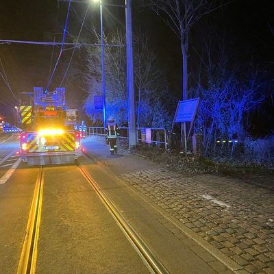 FW-MH: Brand in leerstehender Lagerhalle