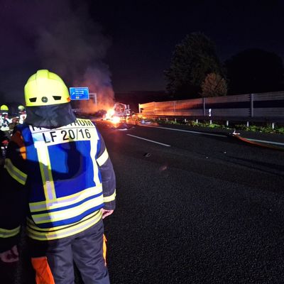 FW-ROW: Kleintransporter mit Gefahrstoffen explodiert auf Autobahn