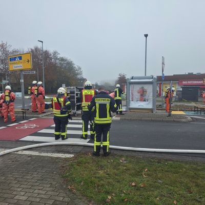 FW-ROW: Gefahrgutunfall in Zeven: 1.000 Liter Säure ausgelaufen