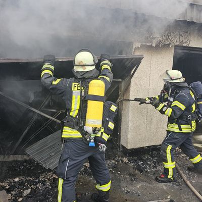 FW Celle: Garagenbrand in Garßen