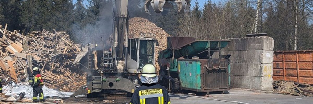 FW-ROW: Brennender Bagger auf Recyclinghof