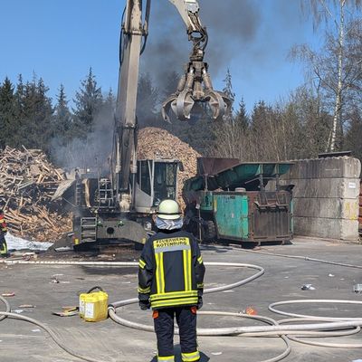 FW-ROW: Brennender Bagger auf Recyclinghof