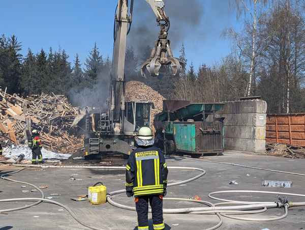 FW-ROW: Brennender Bagger auf Recyclinghof