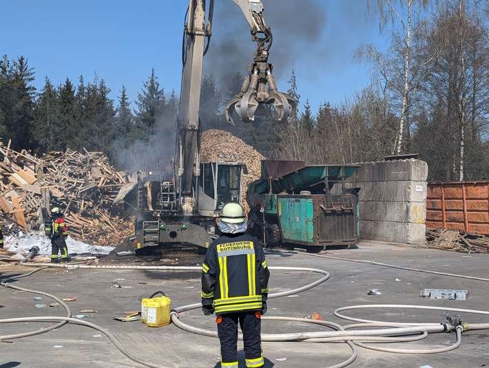 FW-ROW: Brennender Bagger auf Recyclinghof