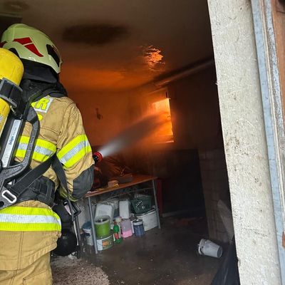 FW Dörentrup: Strohballenbrand entwickelte sich rasant zu kräftezehrendem Einsatz für die Feuerwehr