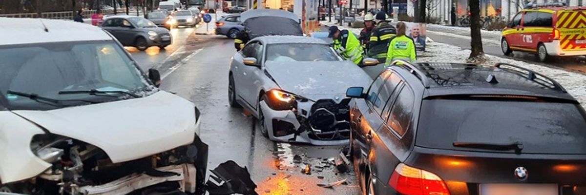 FW-M: Medizinischer Notfall mündet in Verkehrsunfall (Schwabing)