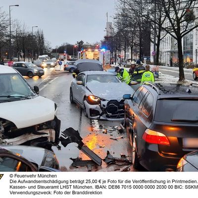 FW-M: Medizinischer Notfall mündet in Verkehrsunfall (Schwabing)