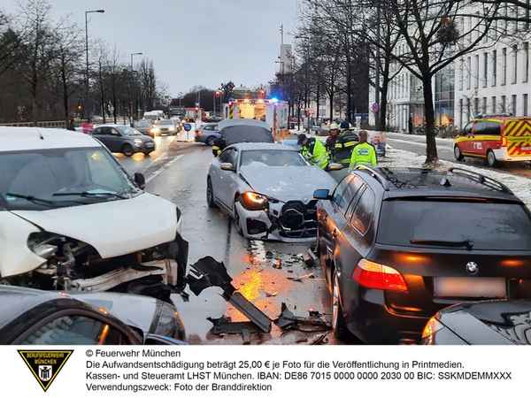 FW-M: Medizinischer Notfall mündet in Verkehrsunfall (Schwabing)