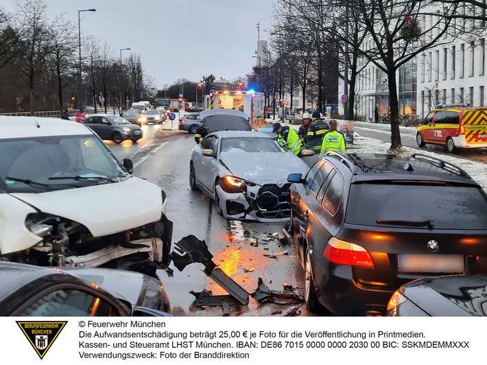 FW-M: Medizinischer Notfall mündet in Verkehrsunfall (Schwabing)
