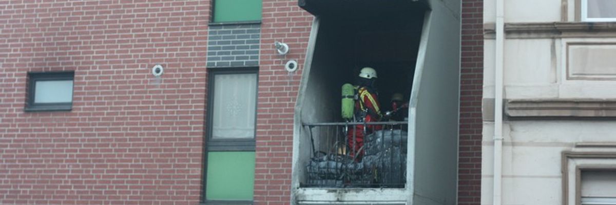 FW Düren: Zimmerbrand mit Balkonfeuer - Personen durch Feuerwehr in Sicherheit gebracht