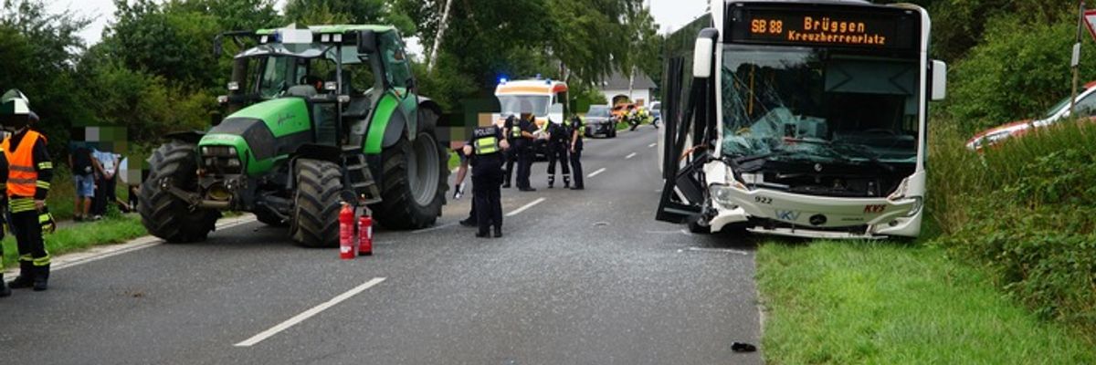 FFW Schwalmtal: Verkehrsunfall mit mehreren Verletzten - Rettungsmaßnahmen durch unbefugte Personen erheblich behindert