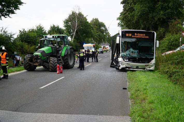 FFW Schwalmtal: Verkehrsunfall mit mehreren Verletzten - Rettungsmaßnahmen durch unbefugte Personen erheblich behindert