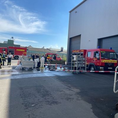 FW Horn-Bad Meinberg: Brand in Förderanlage eines holzverarbeitenden Betrieb am Ostermontag - aufwendige Löschmaßnahmen dauern 5 Stunden