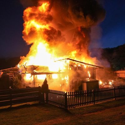 FW Hagen: Brand auf Campingplatz, Großeinsatz für Berufs- und Freiwillige Feuerwehr