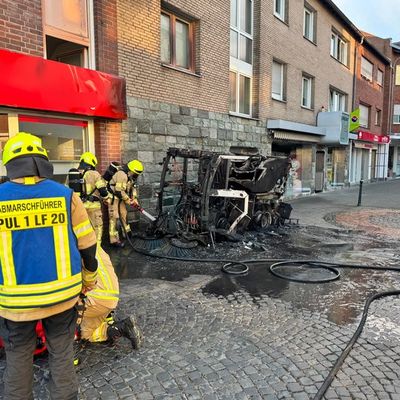 FW Pulheim: Kehrmaschine brannte - Gefahr für Wohn- und Geschäftshaus