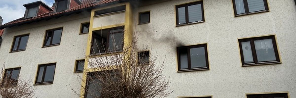 FW Bremerhaven: Küchenbrand in Bremerhaven: Bewohner retten sich rechtzeitig ins Freie - Feuerwehr verhindert Schlimmeres