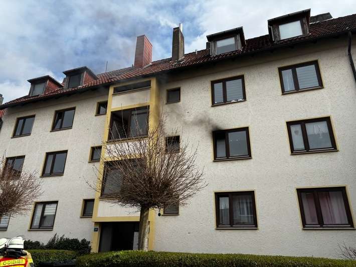 FW Bremerhaven: Küchenbrand in Bremerhaven: Bewohner retten sich rechtzeitig ins Freie - Feuerwehr verhindert Schlimmeres