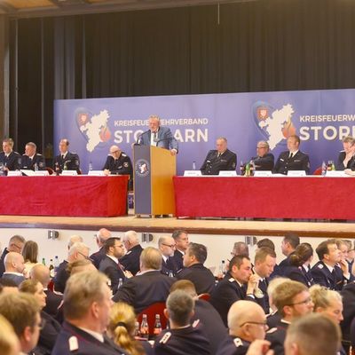 FW-Stormarn: Jahreshauptversammlung: Clemens Tismer mit dem deutschen Feuerwehr-Ehrenkreuz in Gold ausgezeichnet