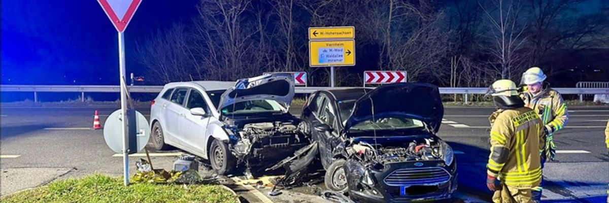 FW Weinheim: Schwerer Verkehrsunfall an der B3 Abfahrt Lützelsachsen. Drei Verletzte nach Zusammenstoß zweier Pkw.