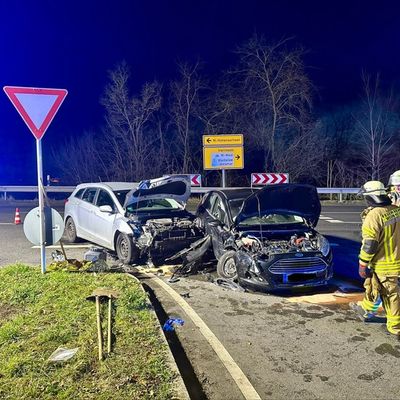 FW Weinheim: Schwerer Verkehrsunfall an der B3 Abfahrt Lützelsachsen. Drei Verletzte nach Zusammenstoß zweier Pkw.